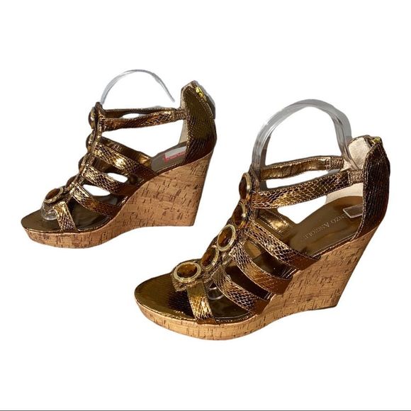 Enzo Angiolini || Gold Wedge Sandals || 9 - Picture 3 of 7